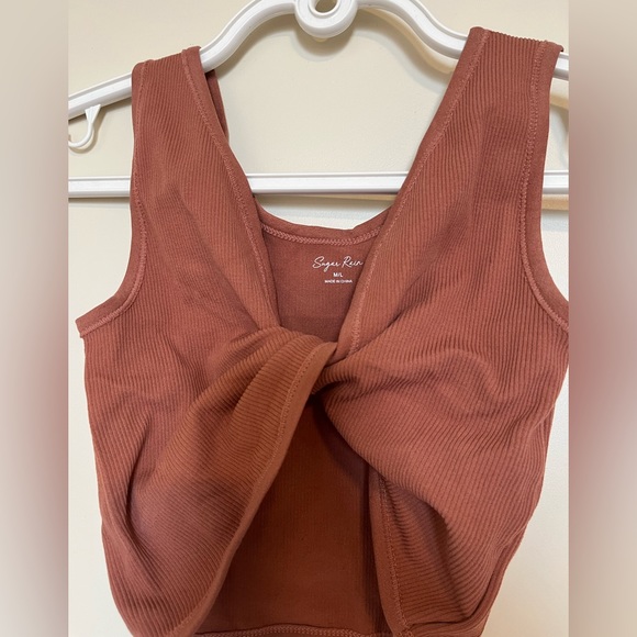 Reversible Twisted -Hem, Cropped Tank Top - Picture 7 of 8